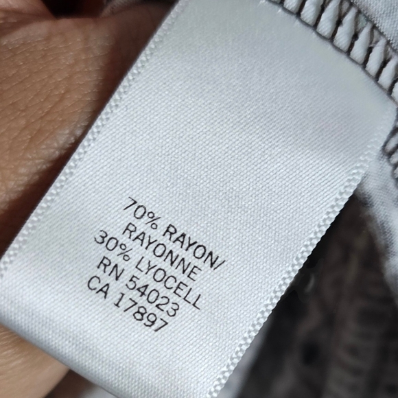 Banana Republic Geometric V-Neck Top - Tag S (Fits like M) - Picture 4 of 4